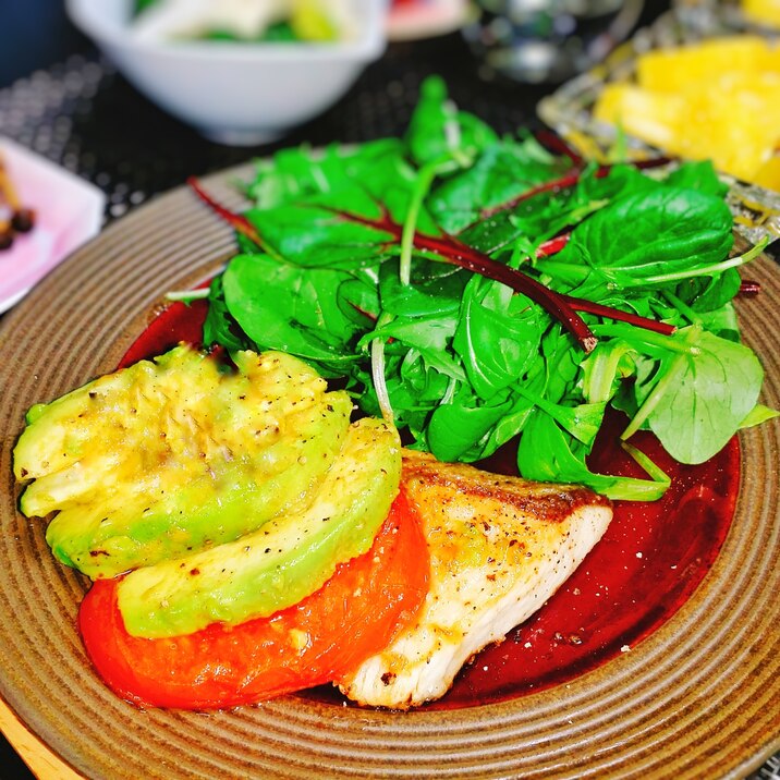 濃厚♡鰤のソテーアボカドトマト添え